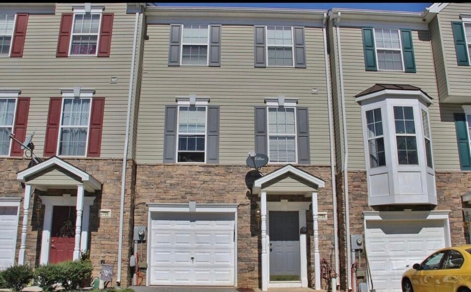 Building Photo - 3704 Armory Ln