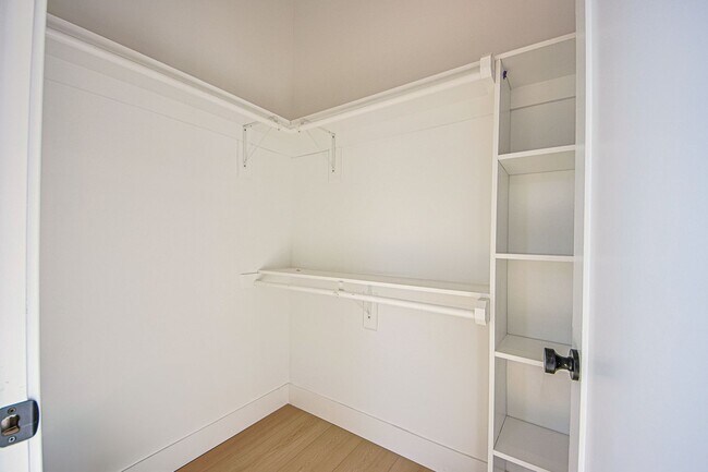 Building Photo - 715 N Gramercy Pl