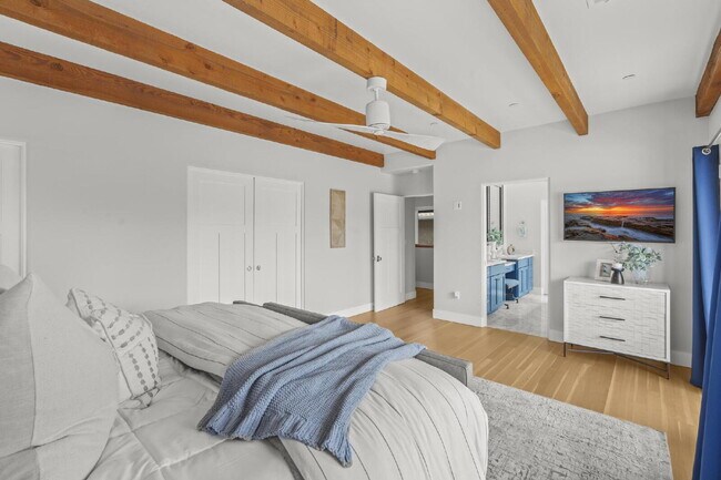 Building Photo - Stunning, Modern and Immaculate 3/BR 2.5/B...