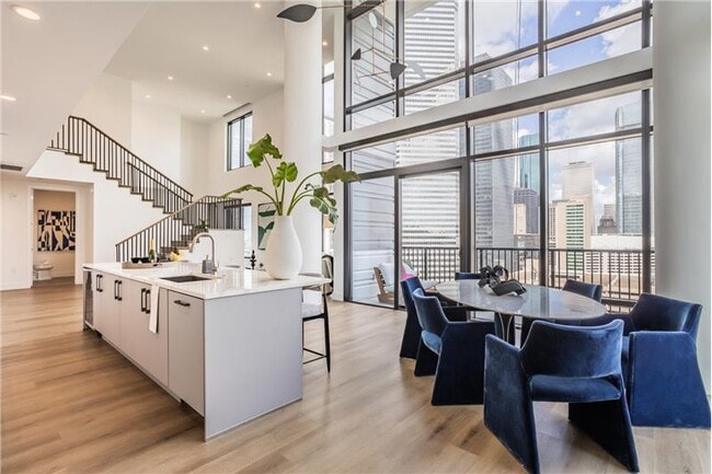 Building Photo - 807 Crawford St