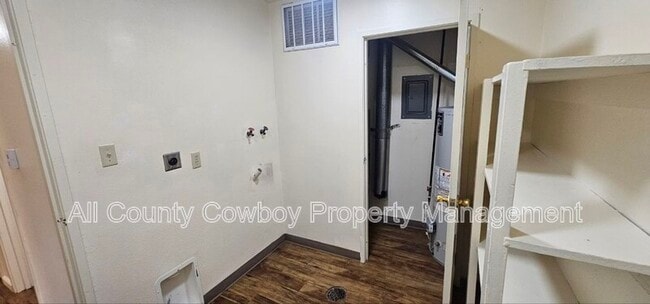 Building Photo - 126 S Cribbon Ave