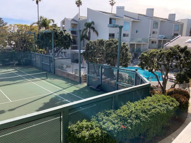 Building Photo - Huge White water condo at Fletcher Cove Solana Beach