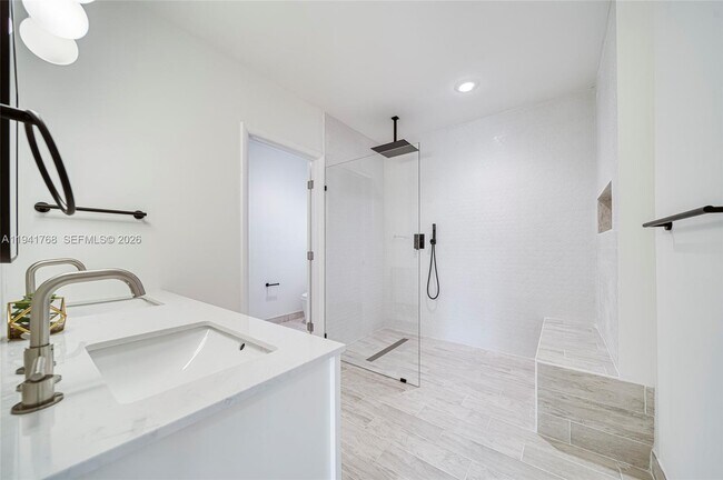 Building Photo - 104 Santander Ave