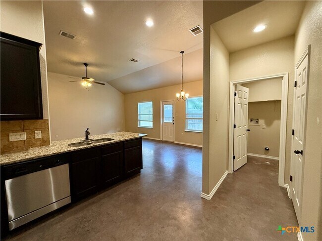 Building Photo - 424 Jack Rabbit Ln