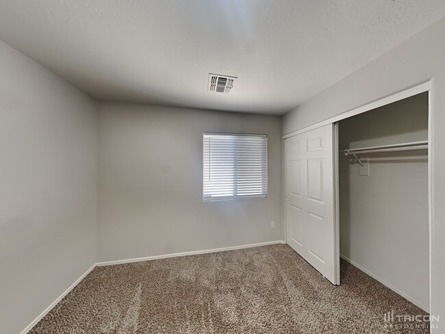 Building Photo - 31361 N Blackfoot Dr