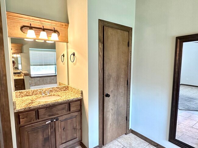 Building Photo - 709 Abilene Way