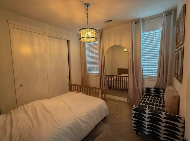 Building Photo - Luxury 4BR Home with Dual Side Yards, Putt...