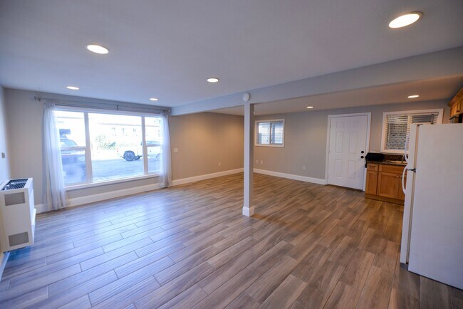 Building Photo - 1006 S El Camino Real