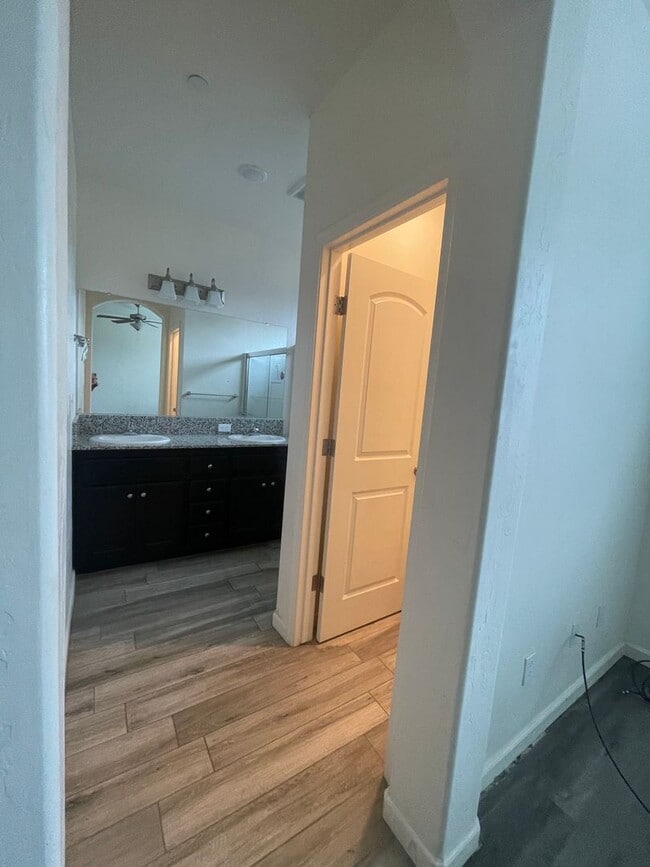 Building Photo - Newer home in gated community in Visalia