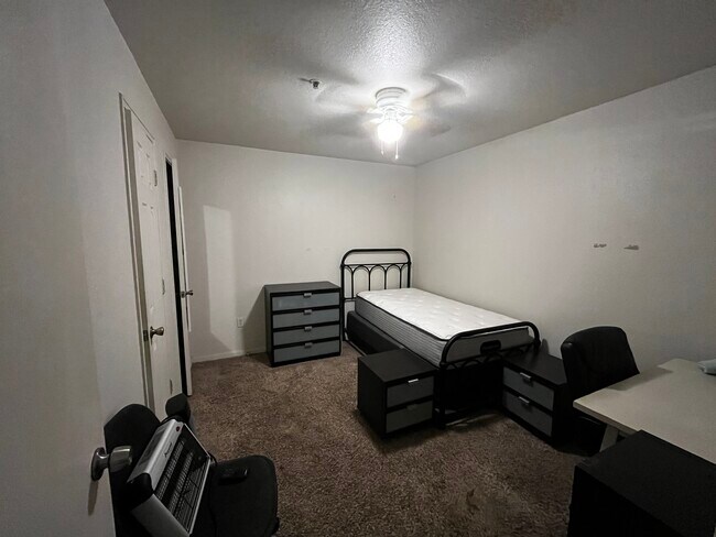 Room view 1 - 521 Southwest Pky