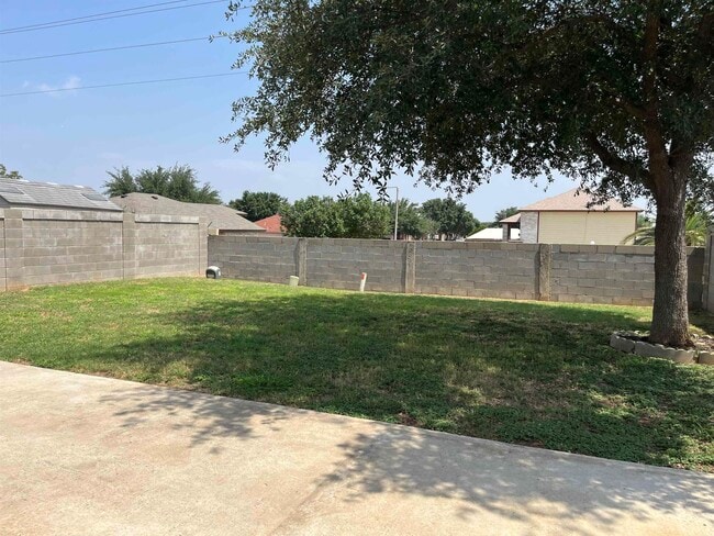 Building Photo - 821 Chalan Dr