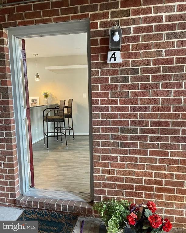 Building Photo - 7604 Lakeside Village Dr