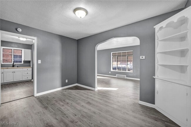 Building Photo - 422 E 222nd St