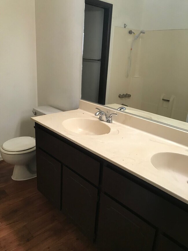 Building Photo - BEAUTIFUL 2 BEDS 1 1/2  BATHROOM APARTMENT