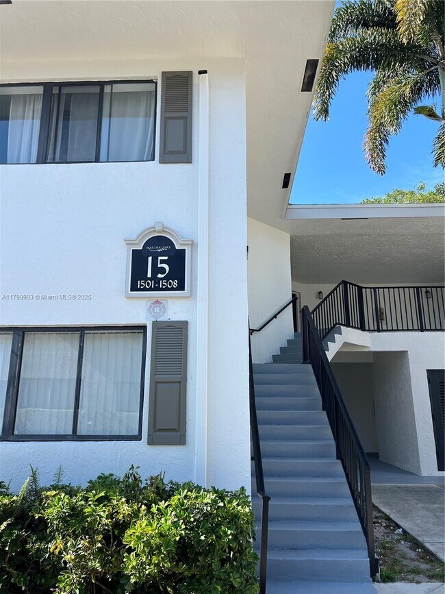 Building Photo - 2550 SW 18th Terrace