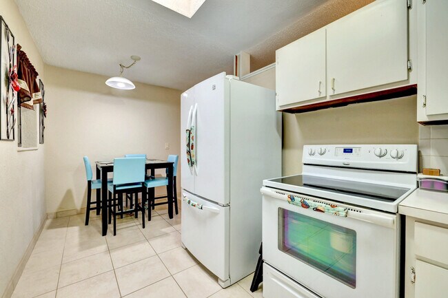 Building Photo - 141 SE Serenata Ct