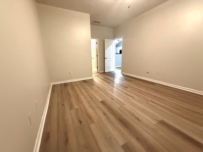 Building Photo - Renovated  3 Bed 3.5 Bath Town Home
