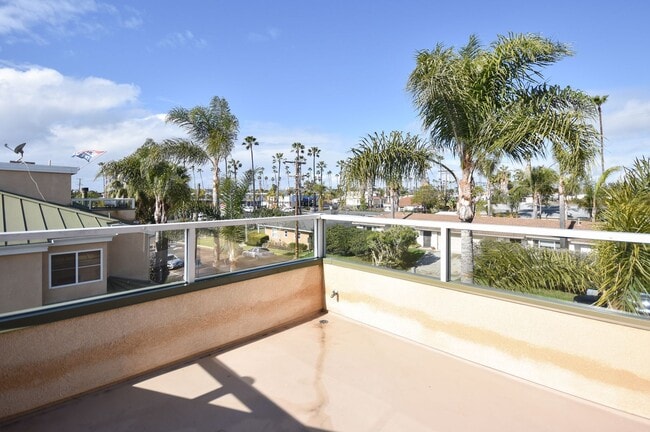 Building Photo - Beautiful condo blocks from the beach!