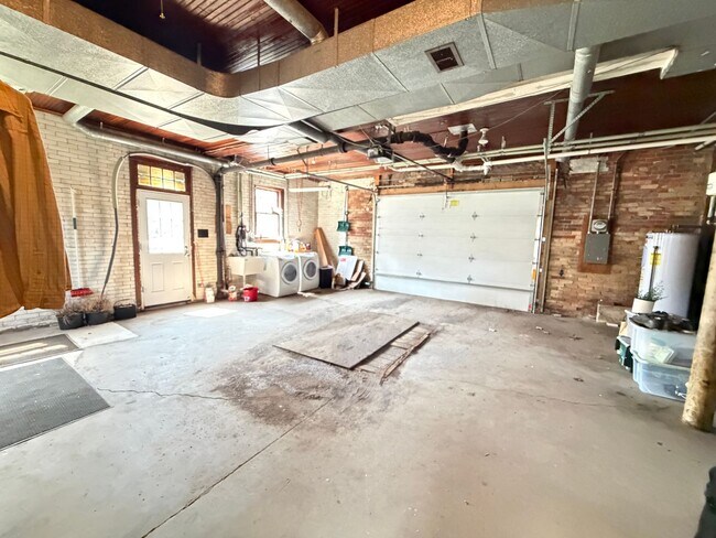 Building Photo - 2307 1/2 E Superior St