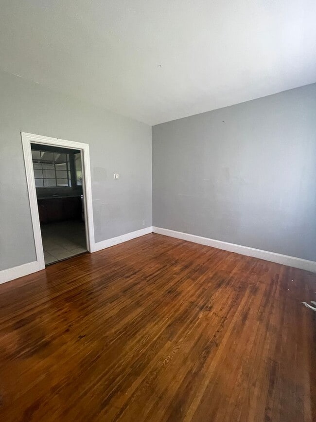 Building Photo - This 2 bed 1 bath duplex home is all brick...