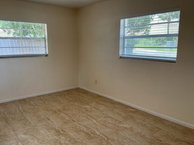Building Photo - 2BR Home Near Merchants Walk, Walmart & Polk Parkway