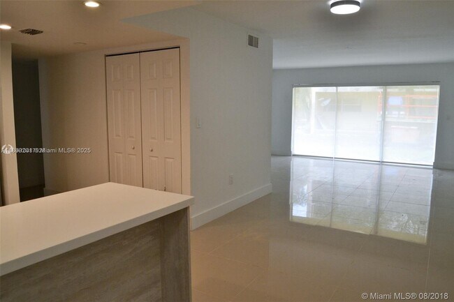 Building Photo - 9375 Fontainebleau Blvd