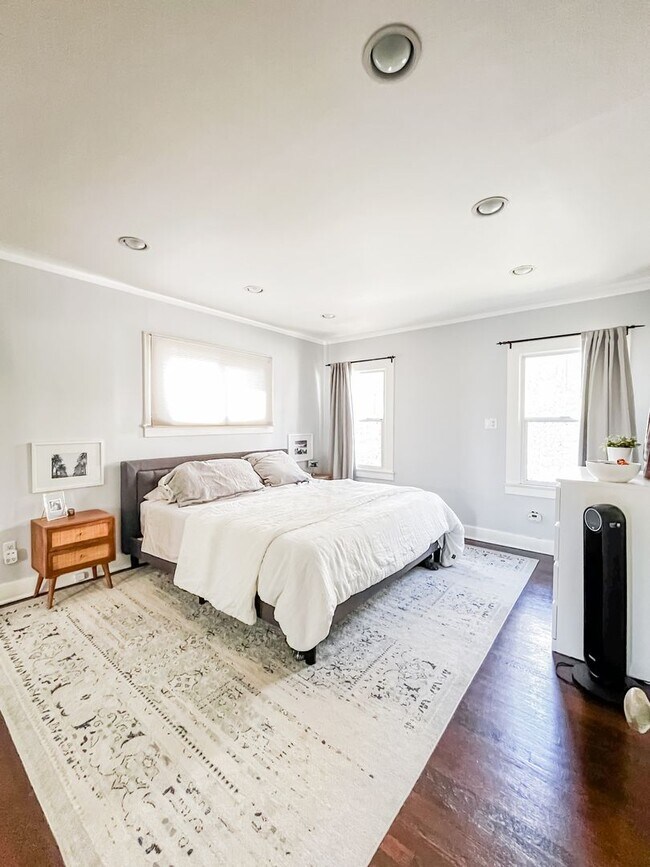 Building Photo - Unfurnished Light Filled Modern Spanish Home in Hollywood Hills