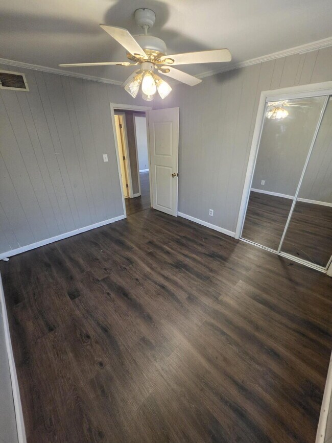 Building Photo - Recently Renovated - 3 Bedroom 2 Bath Home!