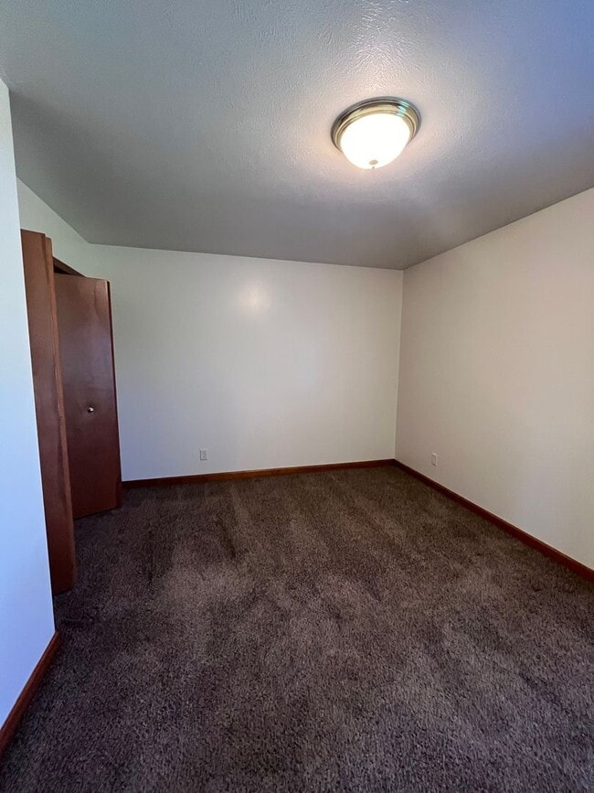 Building Photo - 3-Bedroom Duplex Available in Goshen