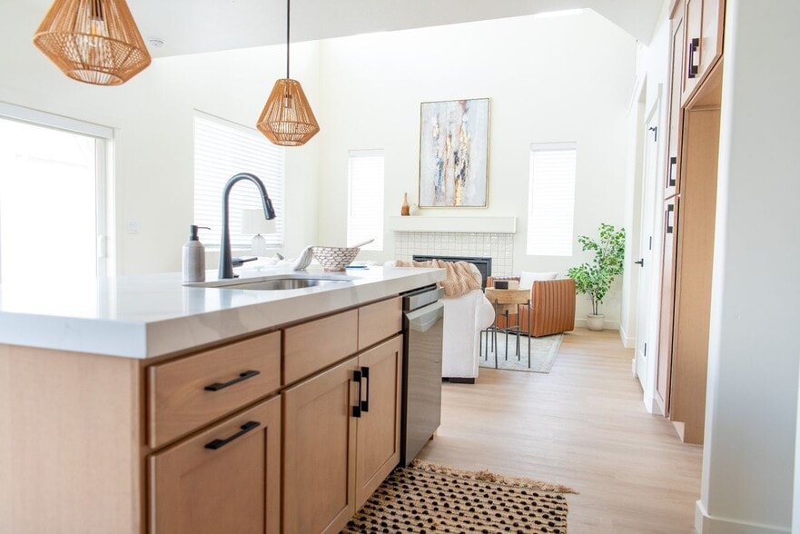 Building Photo - 1802 Drake Ln