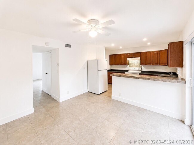 Building Photo - 5728-5728 Blueberry Ct