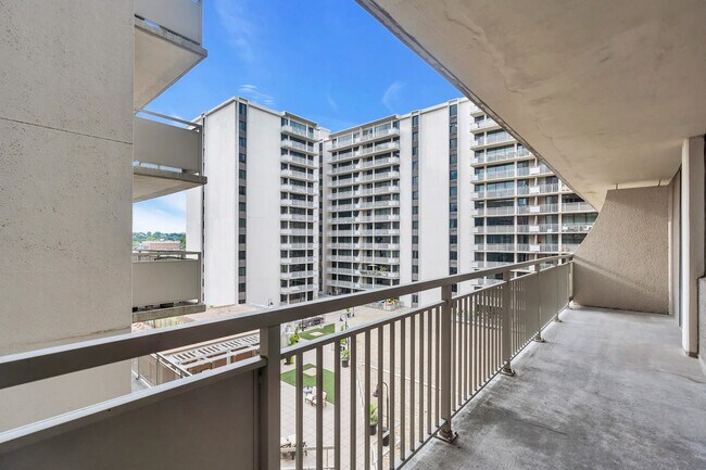 Building Photo - 2231 Crystal Dr