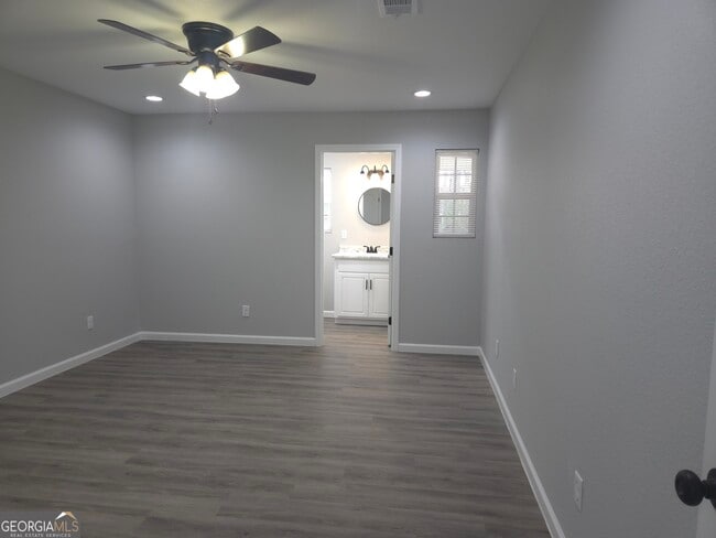 Building Photo - 401 E 7th St