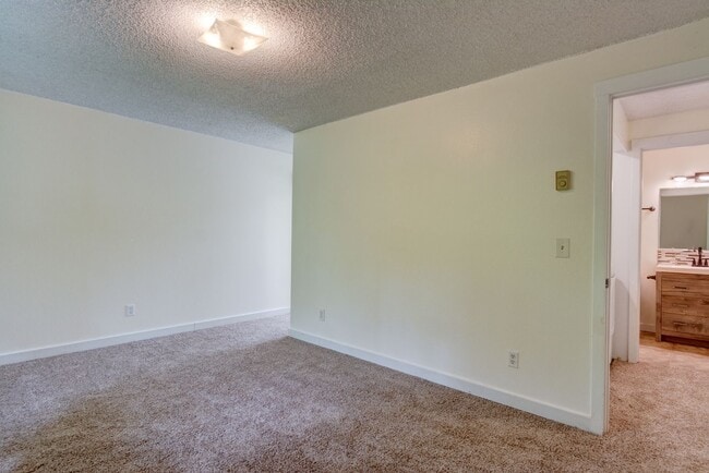 Building Photo - 3 Bedroom/2.5 bathroom townhouse centrally located Oak Harbor
