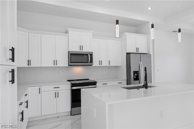 Building Photo - 719 Fullerton Ave S