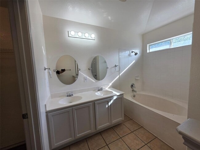 Building Photo - 319 Riverwalk Dr
