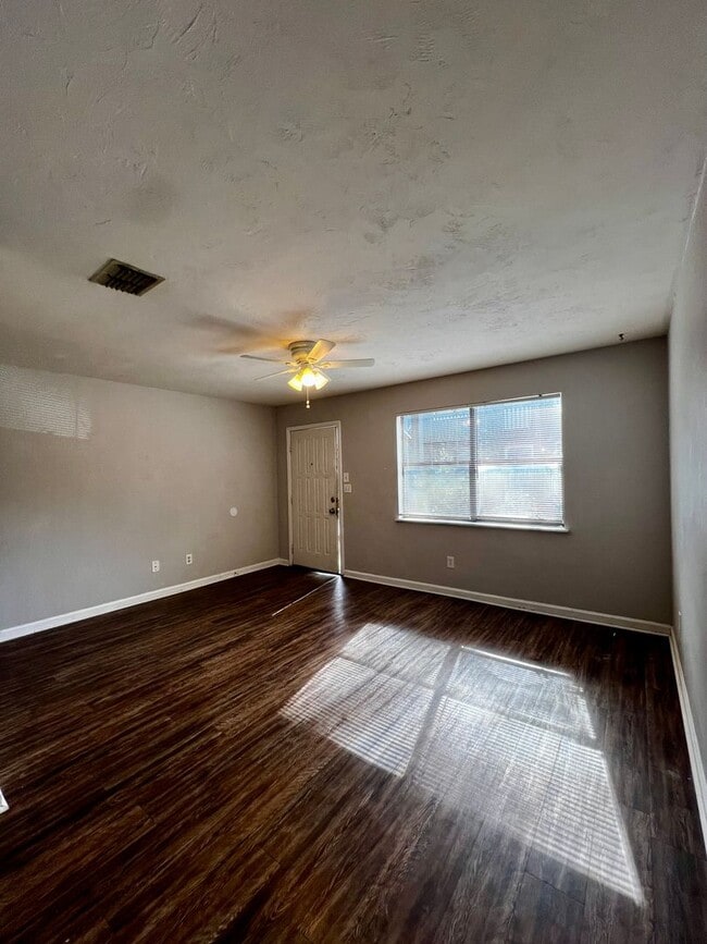 Building Photo - Spacious Two Bedroom- Close to FSU & TCC