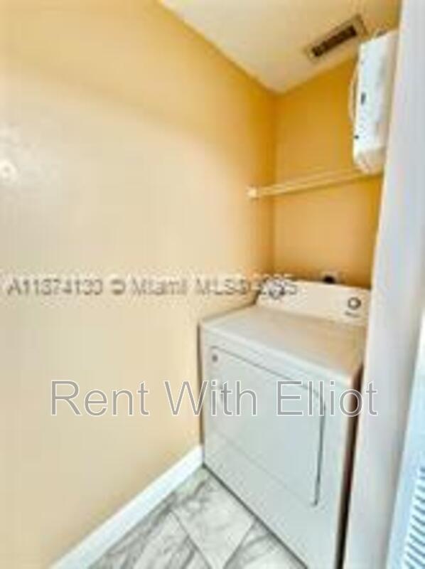 Building Photo - 2015 SE 10th Ave