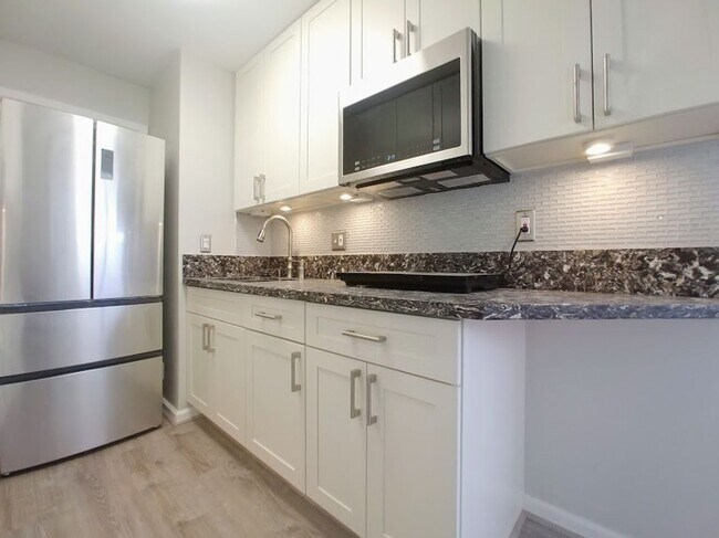 Building Photo - For Rent | Full Sized Studio, 1 Bathroom with City Views