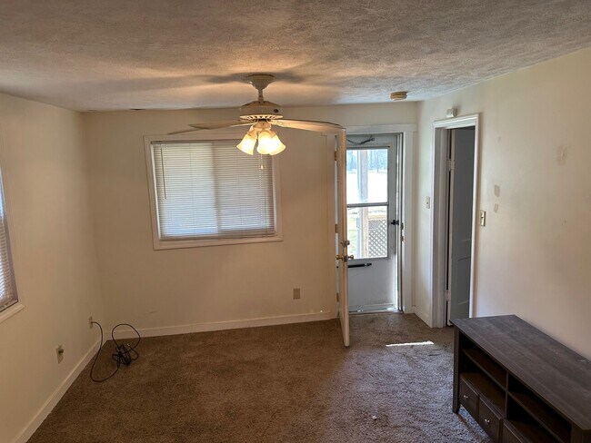 Building Photo - 904 W Harvard St