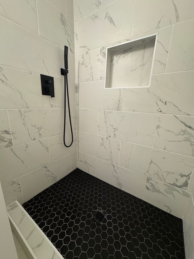 Building Photo - Stunning 4 Bed Newly remodeled!