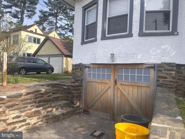 Building Photo - 229 Iona Ave