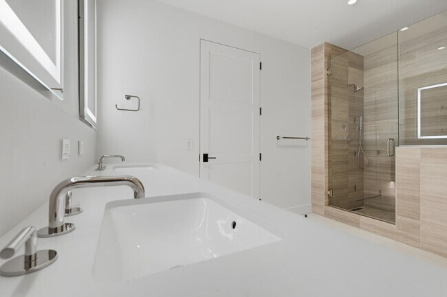 Building Photo - 4849 N Camelback Rdg Dr