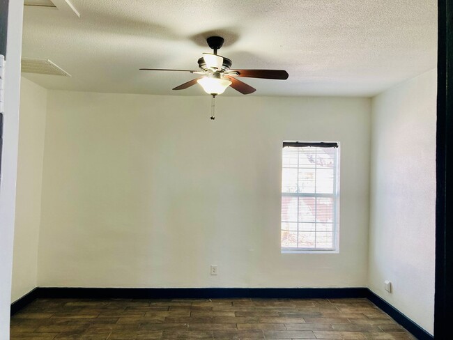 Building Photo - 104 E Waco St