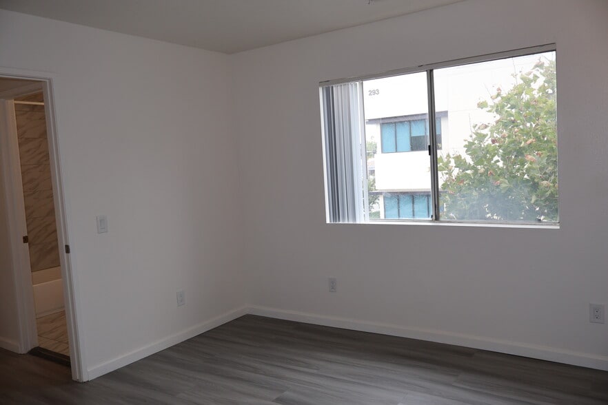 Building Photo - 1323 W Palmyra Ave