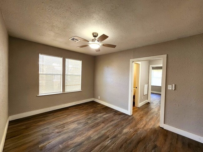 Building Photo - Fantastic 1 Bed 1 Bath Duplex in Shartel Blvd Addn. Close to OCU