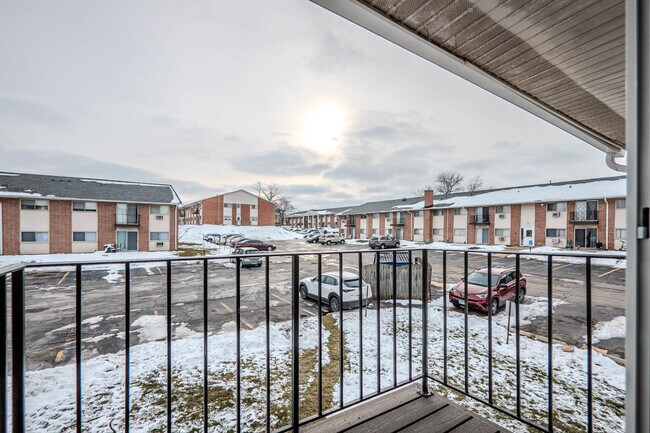 Building Photo - 685 E Fullerton Ave