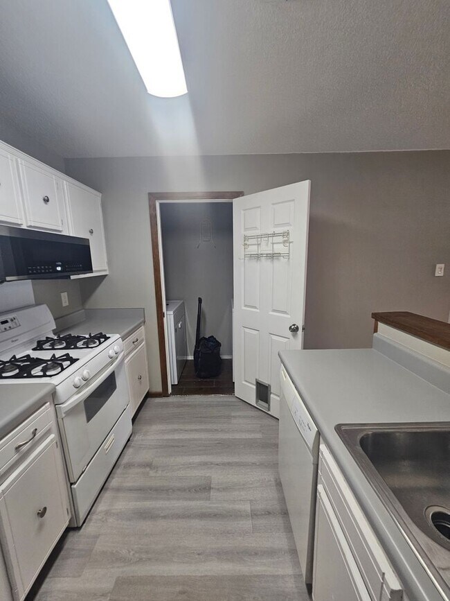 Building Photo - Home in Benton