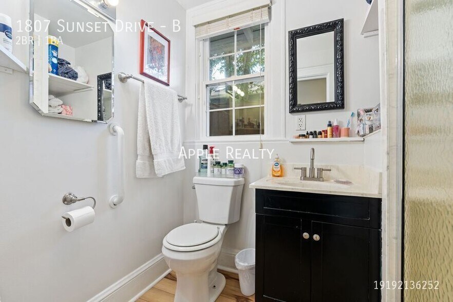 Building Photo - 1807 Sunset Dr