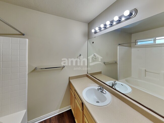 Building Photo - 917 Longleaf Dr